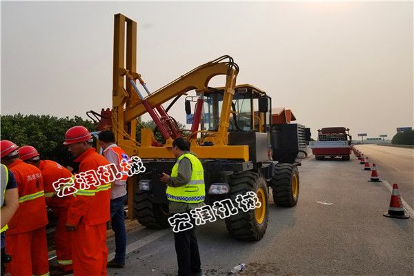 護欄打樁機河南蘭考施工現場(chǎng)